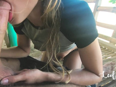 После сочного минета он ебёт юную блондинку в бунгало на берегу моря