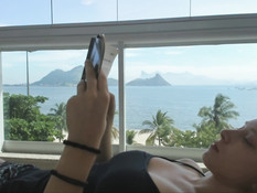 Голубоглазая молодая блондинка сосёт член и дрочит большими сиськами