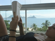 Голубоглазая молодая блондинка сосёт член и дрочит большими сиськами