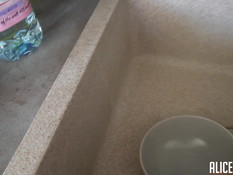 Молодая светловолосая эскортница с большой грудью отсосала у клиента