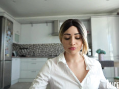 Молодая светловолосая эскортница с большой грудью отсосала у клиента