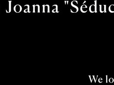 Счастливый парень занимается сексом с двумя худыми юными блондинками
