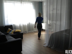 Красивая блондинка с косой делает глубокий минет и трахается с парнем