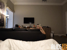 Шикарная молодая блондинка сосёт член и насаживается на него киской