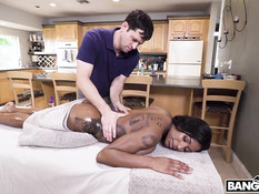 Мулатка с большой грудью и татуировками оттрахана белым массажистом