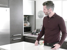 Белый мужчина отодрал на кровати и обкончал кудрявую рыжую мулаточку