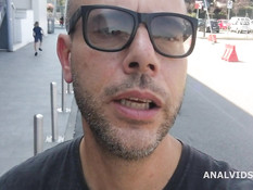 Развратная грудастая брюнетка отсасывает хуй в туалете и даёт в анал