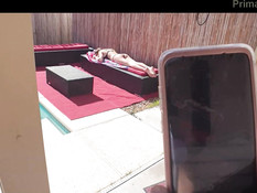 Юная блондинка с большой натуральной грудью трахается возле бассейна