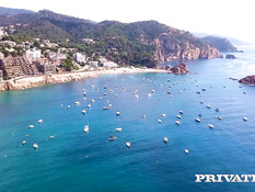 Сиськастая блондинка ебётся с кавалером на покрывале возле бассейна