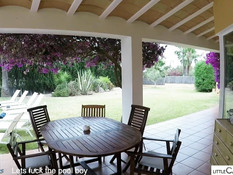 Красивая девка с каштановыми волосами сосёт член в открытом бассейне