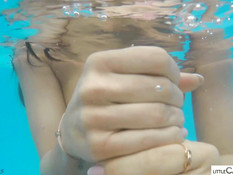 Красивая девка с каштановыми волосами сосёт член в открытом бассейне