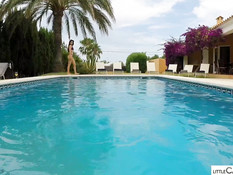 Красивая девка с каштановыми волосами сосёт член в открытом бассейне