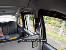 Водитель британского такси отымел на заднем сиденье грудастую девку