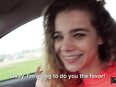 Развратная светловолосая автостопщица ебётся с водителем на тротуаре