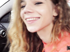 Развратная светловолосая автостопщица ебётся с водителем на тротуаре