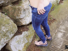 Развратная светловолосая автостопщица ебётся с водителем на тротуаре