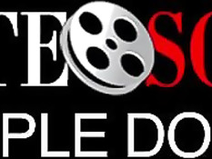 Женщина остановила машину в лесу и стала мастурбировать бритую пизду