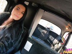 Похотливая грудастая таксистка затрахала паренька на заднем сиденье