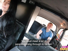 Похотливая грудастая таксистка затрахала паренька на заднем сиденье