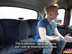 Похотливая грудастая таксистка затрахала паренька на заднем сиденье