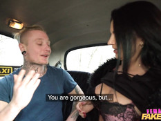 Похотливая грудастая таксистка затрахала паренька на заднем сиденье