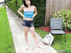 Мужчина зашёл во двор к молодой брюнетке и отымел её возле бассейна