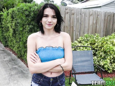 Мужчина зашёл во двор к молодой брюнетке и отымел её возле бассейна