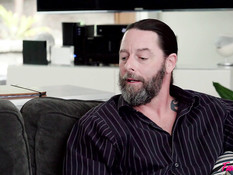 Групповой секс двух парней с молодой шатенкой и грудастой блондинкой