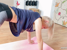 Грудастая русская блондинка отвлеклась от гимнастики и стала сосать