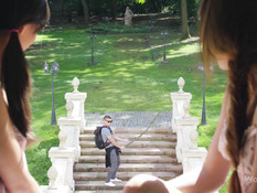 Две украинские девчонки пригласили паренька и отымели его на кровати