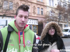 Две едва познакомившиеся молодые пары занялись свинг сексом на кухне