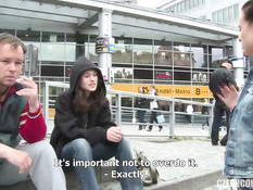 Две молодые чешские пары занимались свинг сексом на полу в квартире