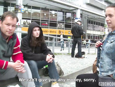 Две молодые чешские пары занимались свинг сексом на полу в квартире