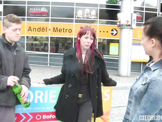 Две молодые чешские пары занимались свинг сексом на полу в квартире