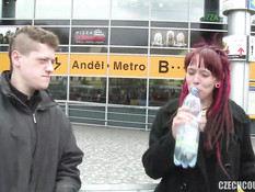 Две молодые чешские пары занимались свинг сексом на полу в квартире