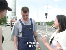 Две молодые пары свингеров трахаются в кустах возле оживлённого шоссе