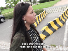 Три горячие девушки любительницы свинг секса ебутся с парнем в парке