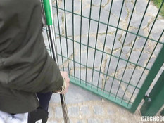 Три горячие девушки любительницы свинг секса ебутся с парнем в парке