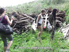 Три горячие девушки любительницы свинг секса ебутся с парнем в парке