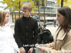 Парень и девка знакомятся с молодой парой и уговаривают на свинг секс