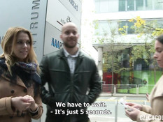 Парень и девка знакомятся с молодой парой и уговаривают на свинг секс