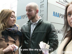 Парень и девка знакомятся с молодой парой и уговаривают на свинг секс