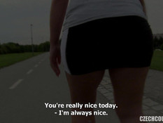 Две молодые парочки любители свинг секса трахаются в кустах на траве