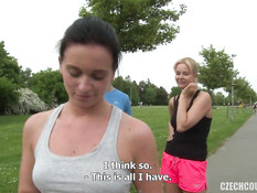 Две молодые парочки любители свинг секса трахаются в кустах на траве