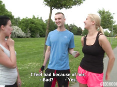 Две молодые парочки любители свинг секса трахаются в кустах на траве