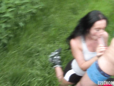 Две молодые парочки любители свинг секса трахаются в кустах на траве