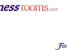 Три молодые лесбиянки отлизывают клиторы на полу в спортивном зале