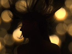 Зрелая светловолосая лесбиянка в позе 69 отлизывает клитор у девушки