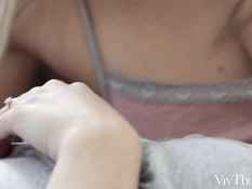 Зрелая светловолосая лесбиянка в позе 69 отлизывает клитор у девушки