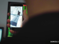 Двое парней ебут на кровати в анус юную сисястую украинскую блондинку